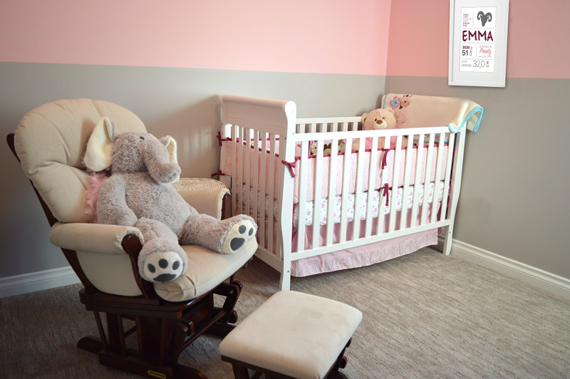 Kinderzimmer mit Teddy, Kinderbett und Geburtsbild an der Wand